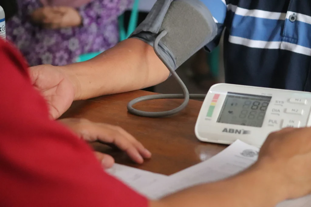 Clinician monitoring a patient during medical alcohol detox before rehab. 